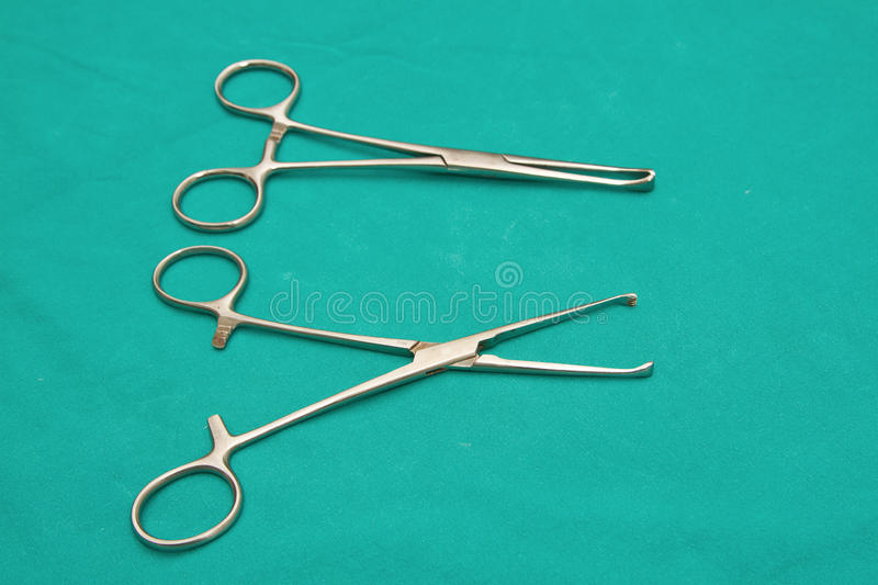 La imagen muestra los forceps, una herramienta en forma de pinzas con una forma adaptada al cuerpo de la embarazada y la cabeza del recién nacido